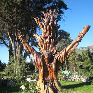 Escultura sobre tronco en plaza principal