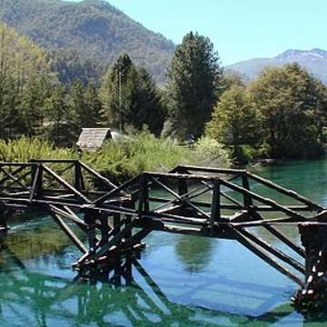 Puente viejo sobre Lago Correntoso