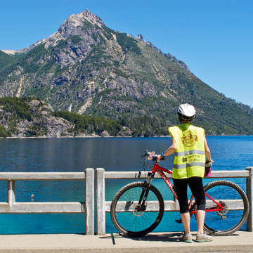 Puente sobre Lago Moreno