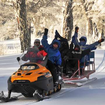 Trineo tirado por moto de nieve