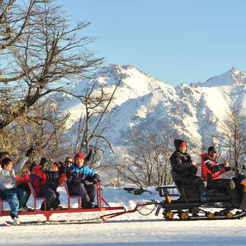 Trineo tirado por moto de nieve